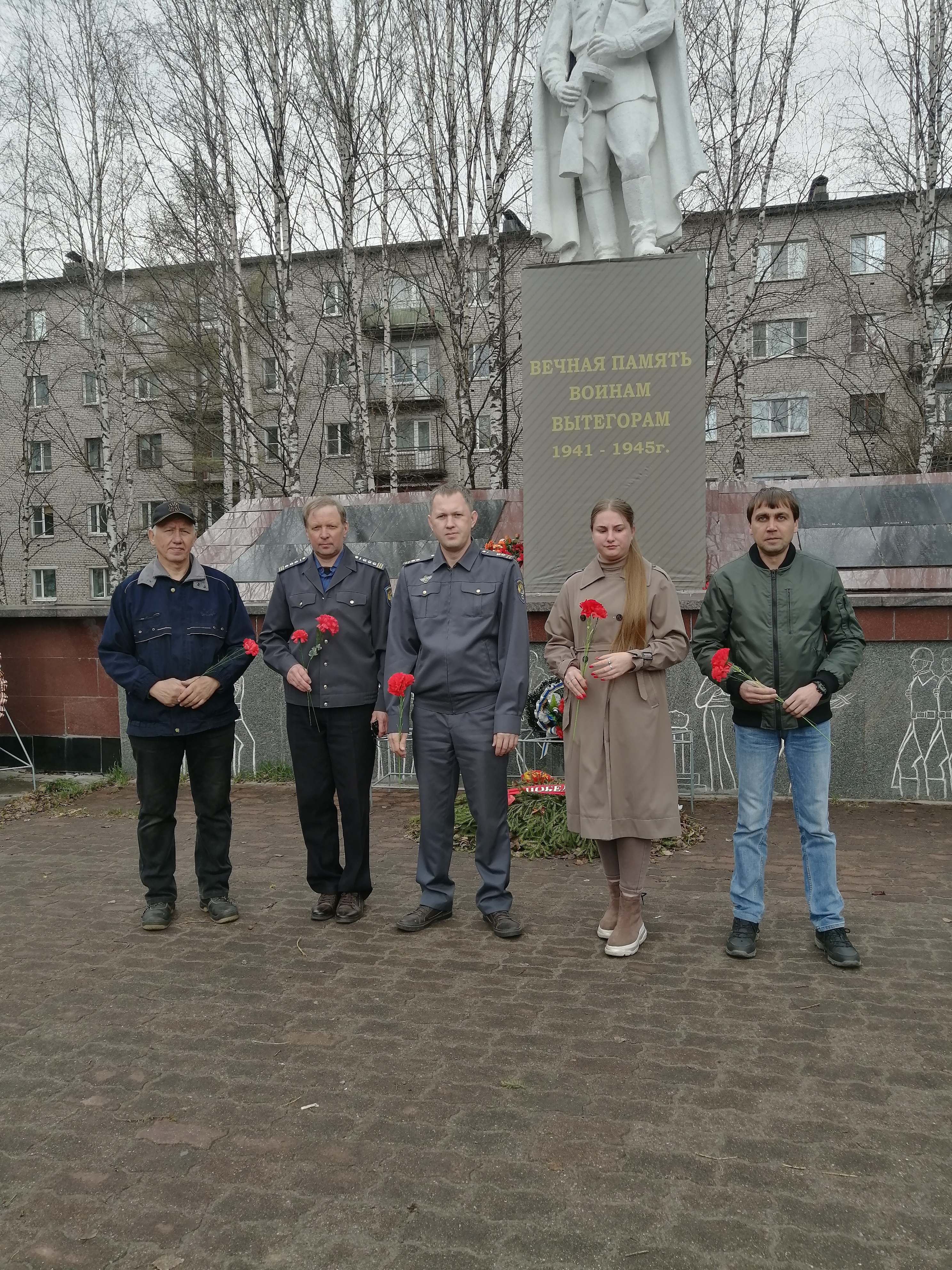 Возложение цветов к памятнику воинам-вытегорам